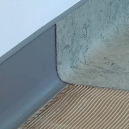 Коннелюрный односоставной плинтус Bonkeel Prof Серый (95х2700мм) в Волгограде